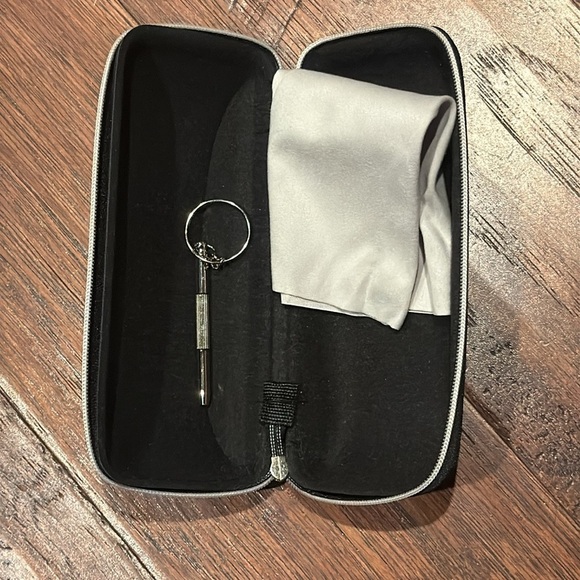 New! Eyeglasses Black Mesh Case, Gray Cleaning Cloth & Silver Mini Screwdriver - Picture 4 of 5